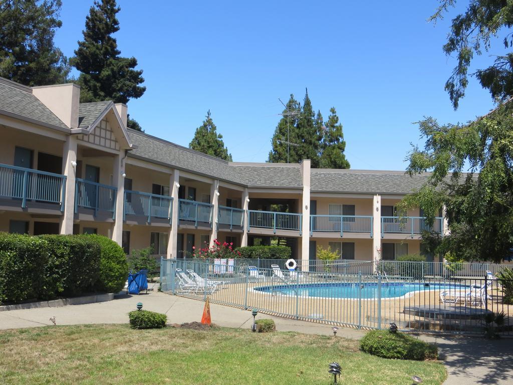 Days Inn By Wyndham Redwood City Eksteriør billede